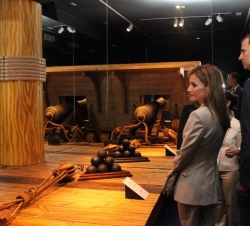 Don Felipe y Doña Letizia durante su visita a la exposción "El último viaje de la Fragata Nuestra Señora de las Mercedes"
